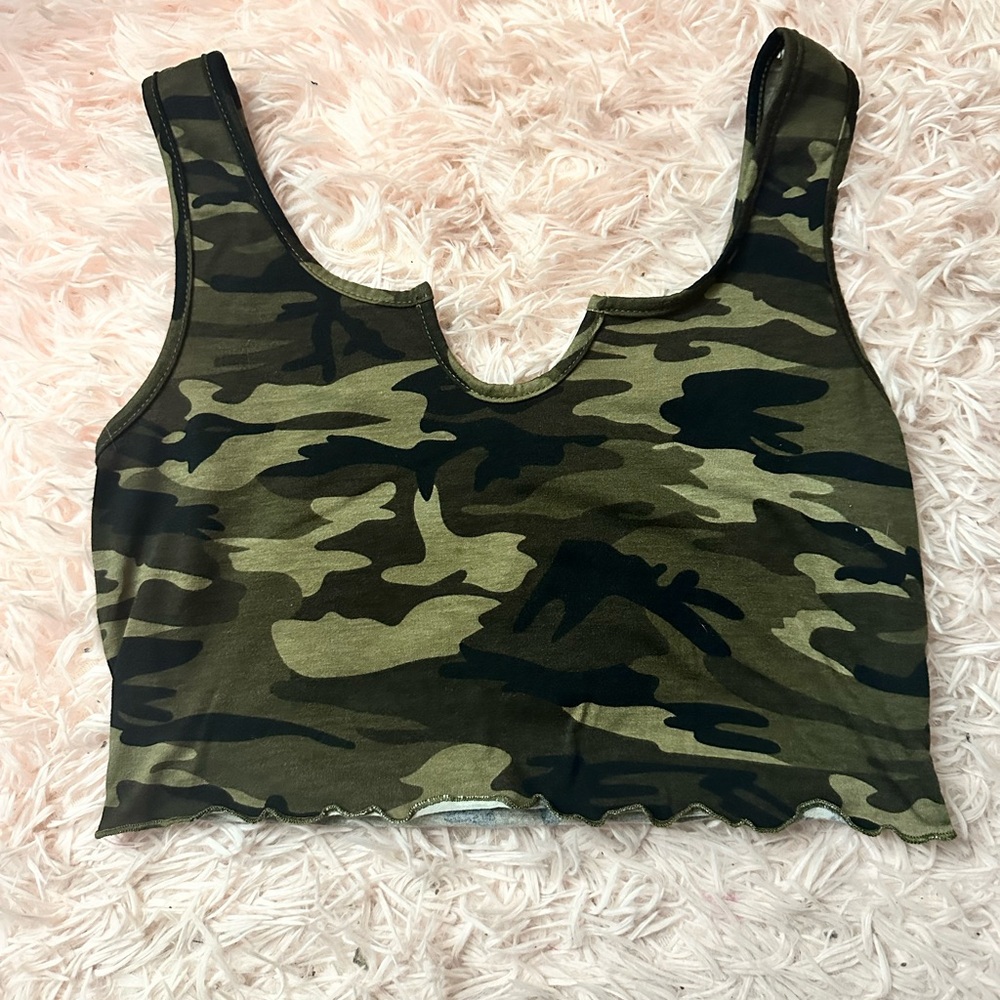 💕 camo crop tank - Picture 1 of 1